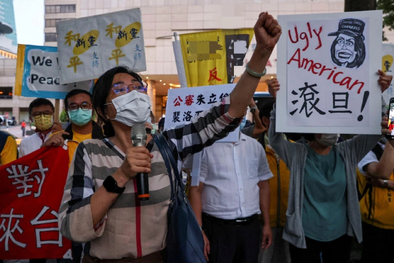 臺北街頭有民眾抗議佩洛西抵臺竄訪。（圖源：路透社）