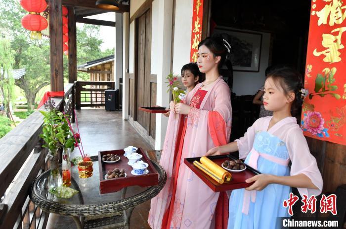 資料圖：圖為“拜織女”儀式?！蚊?攝