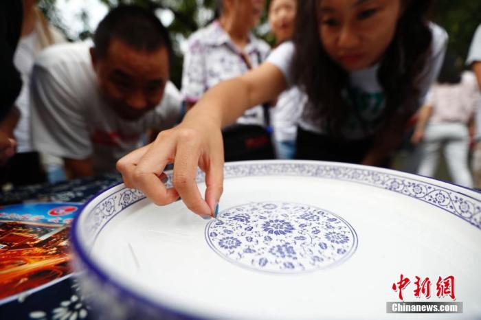 資料圖：圖為民眾體驗投針驗巧。<a target='_blank' href='/'>中新社</a>記者 富田 攝
