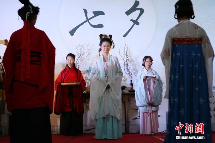 資料圖：圖為“乞巧”祭拜。張遠(yuǎn) 攝
