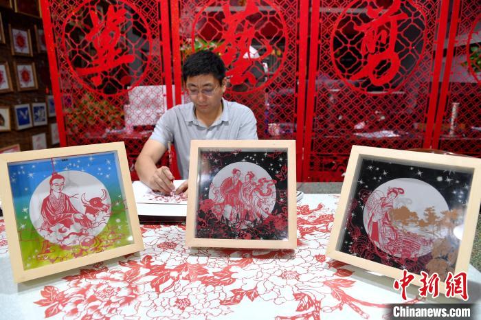 尤金水創(chuàng)作的三幅剪紙作品 苗鳳強 攝