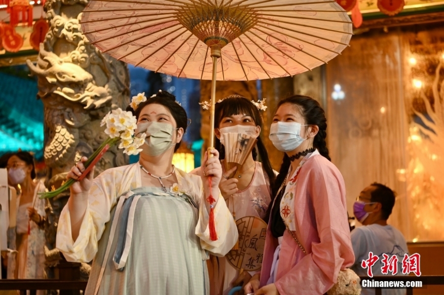 香港市民身穿華服到黃大仙祠共度七夕