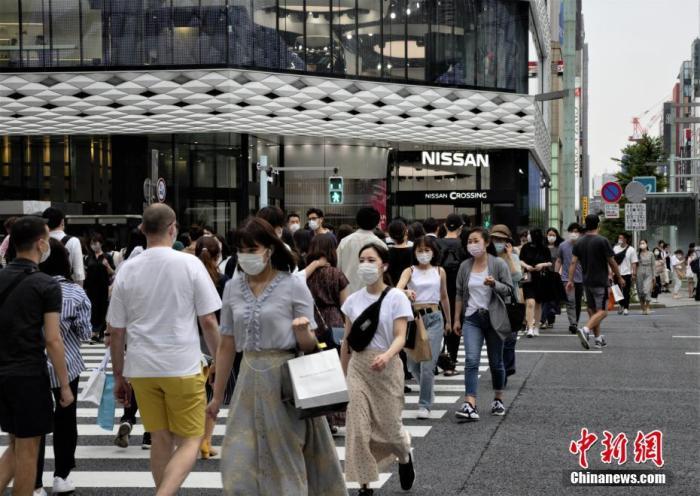 資料圖：日本當(dāng)?shù)孛癖娕宕骺谡肿哌^(guò)東京街頭。 <a target='_blank' href='/'>中新社</a>記者 呂少威 攝