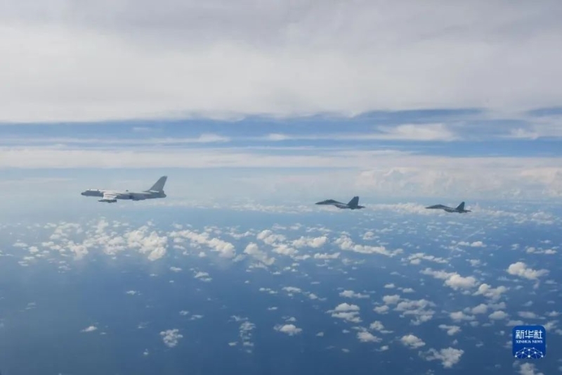 8月7日，中國(guó)人民解放軍東部戰(zhàn)區(qū)按計(jì)劃，繼續(xù)在臺(tái)島周邊?？沼蜻M(jìn)行實(shí)戰(zhàn)化聯(lián)合演訓(xùn)。這是戰(zhàn)機(jī)編隊(duì)飛行。圖片來源：新華網(wǎng) 李秉諭 攝