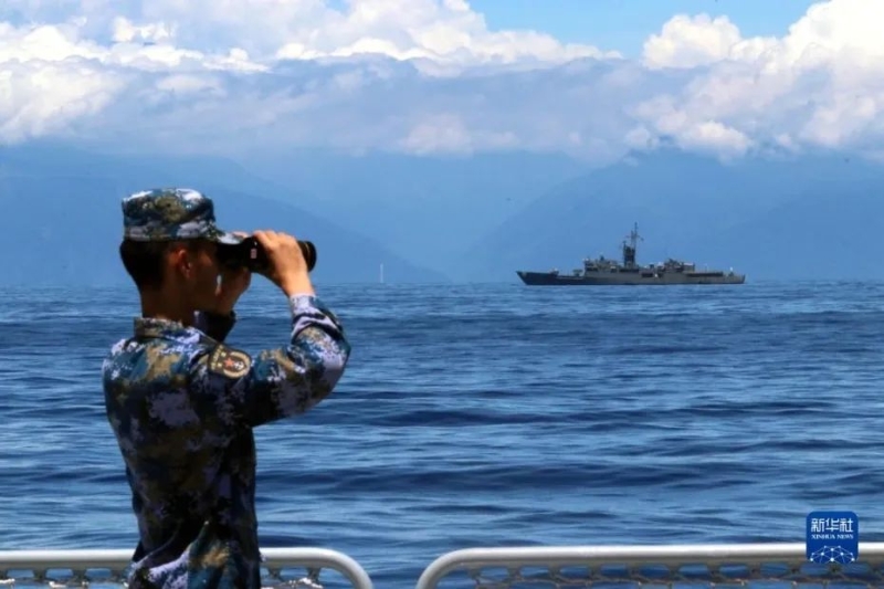 8月5日，中國(guó)人民解放軍東部戰(zhàn)區(qū)海軍繼續(xù)在臺(tái)島周邊海域展開實(shí)戰(zhàn)化訓(xùn)練。這是某艦官兵在瞭望觀察。新華社發(fā) 林健 攝