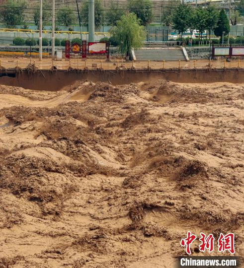 強降雨持續(xù)“擾”晉山西呂梁多輛汽車被洪水沖走