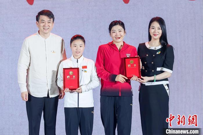 徐夢桃(右二)、管晨辰(左二)受聘為中華慈孝文化大使?！≌?dòng)窭?攝