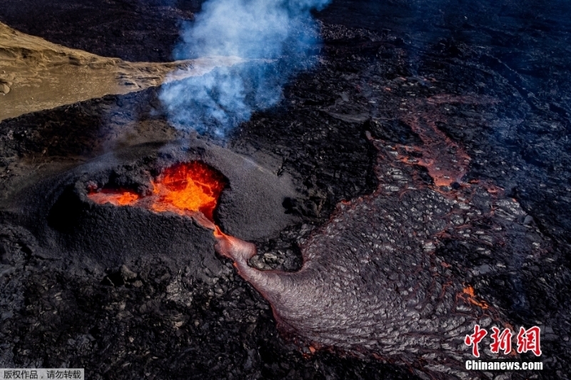 冰島火山持續(xù)噴發(fā) 巖漿從心形火山口涌出