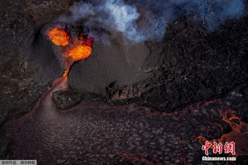 冰島火山持續(xù)噴發(fā) 巖漿從心形火山口涌出