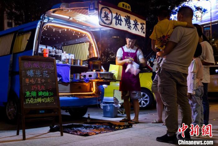 圖為貴州省地質(zhì)博物館的“后備箱”美食市集。　貴州省地質(zhì)博物館供圖