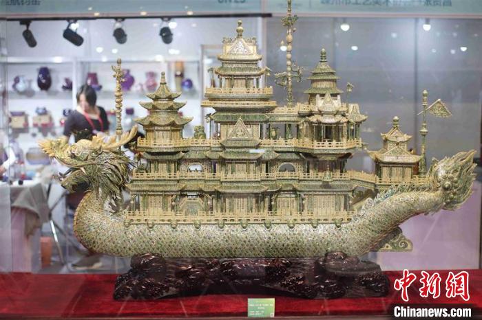 圖為現(xiàn)場展出的精美工藝品?！°蟛?攝