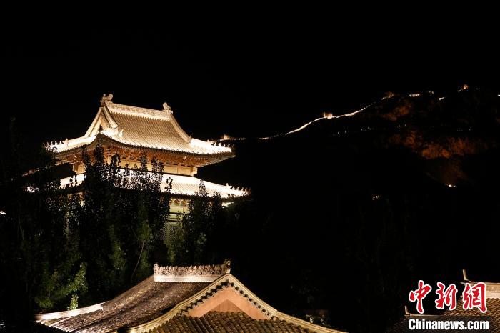 20日晚，2022北京長(zhǎng)城文化節(jié)在司馬臺(tái)長(zhǎng)城腳下的古北水鎮(zhèn)開(kāi)幕，圖為古北水鎮(zhèn)?！?lt;a target='_blank' href='/'>中新社</a>記者 富田 攝