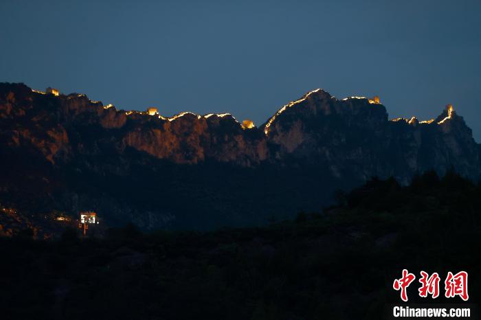 20日晚，2022北京長(zhǎng)城文化節(jié)在司馬臺(tái)長(zhǎng)城腳下的古北水鎮(zhèn)開(kāi)幕，圖為司馬臺(tái)長(zhǎng)城?！?lt;a target='_blank' href='/'>中新社</a>記者 富田 攝