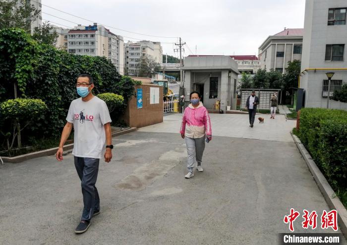 烏魯木齊市沙依巴克區(qū)國道社區(qū)，市民保持距離在小區(qū)內(nèi)散步。　鐘欣 攝