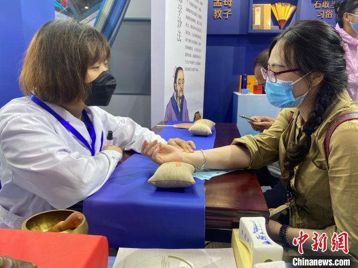扁鵲脈學(xué)診法吸引民眾前來體驗(yàn)?！±蠲鬈?攝
