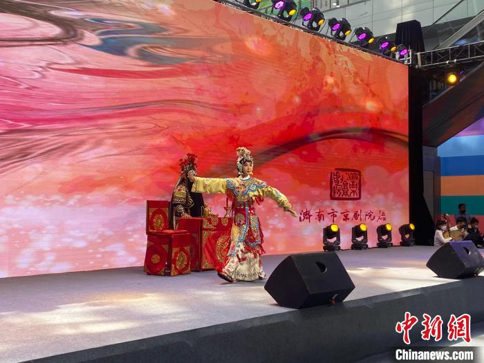 京劇演員現(xiàn)場(chǎng)演繹京劇，傳播京劇文化。　李明芮 攝