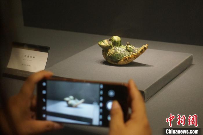 圖為“唐三彩器用展”展出的三彩燕形杯。　韓章云 攝