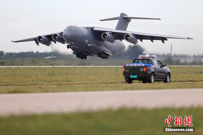 8月26日，中國空軍航空開放活動暨長春航空展在吉林長春舉辦。圖為運-20飛行展示。 <a target='_blank' href='/'>中新社</a>記者 富田 攝