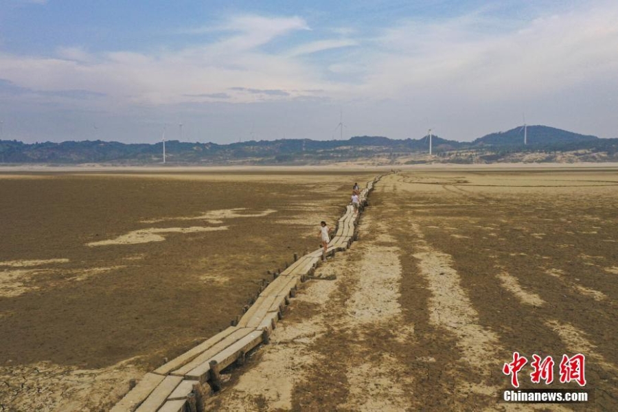 鄱陽湖枯水見底 2930米明代石橋露“真容”