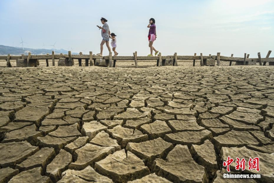 鄱陽湖枯水見底 2930米明代石橋露“真容”