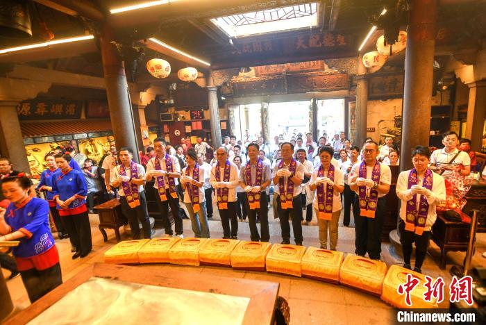 臺(tái)商臺(tái)胞媽祖祖廟拜謁媽祖。　高亞成 攝