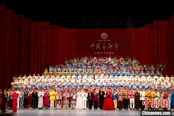 圖為第十三屆中國(guó)藝術(shù)節(jié)開(kāi)幕演出上，演出者一同謝幕?！?lt;a target='_blank' href='/'>中新社</a>記者 蔣啟明 攝