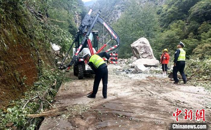 交警和救援力量正在疏通受損道路?！「首沃莨簿止﹫D