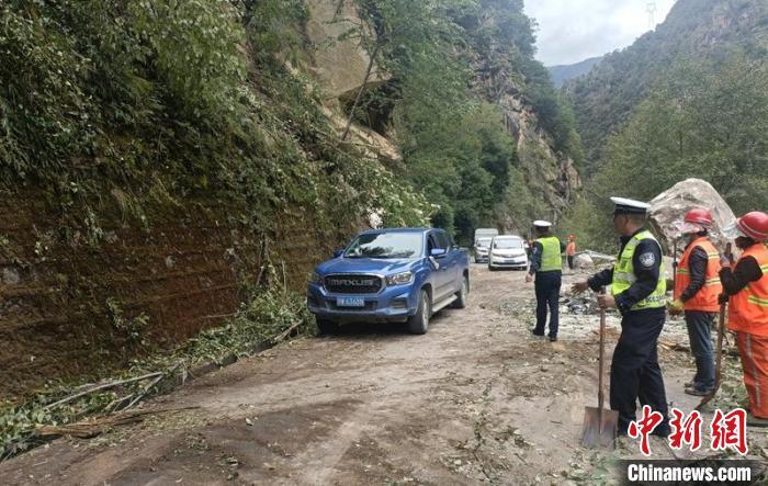 甘孜州公安交警等救援力量正在搶通地震中受損的道路，疏散車輛?！「首沃莨簿止﹫D