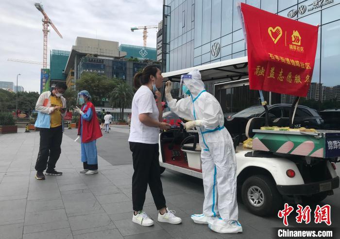 流動核酸采樣車正在進(jìn)行核酸采樣，掃碼、采樣同步進(jìn)行，用時不到1分鐘?！⊥趵?攝