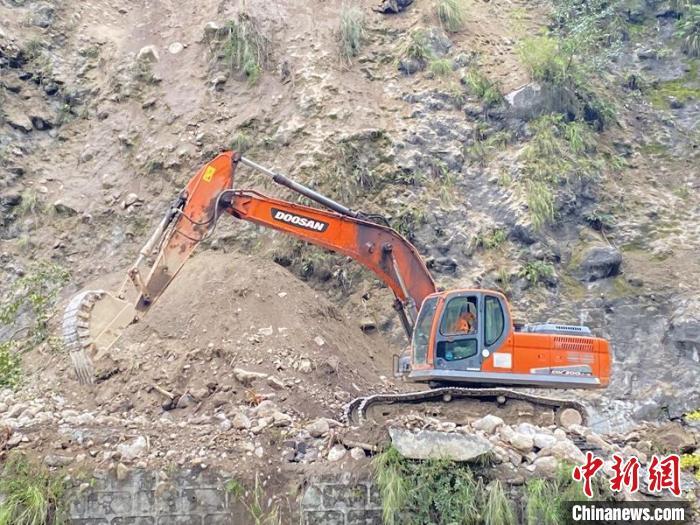 中國安能搶險人員全力搶通震區(qū)受損道路?！≈袊材?