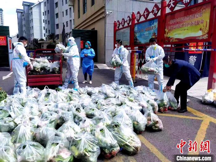 圖為志愿者分揀物資。　西寧市通海路街道供圖