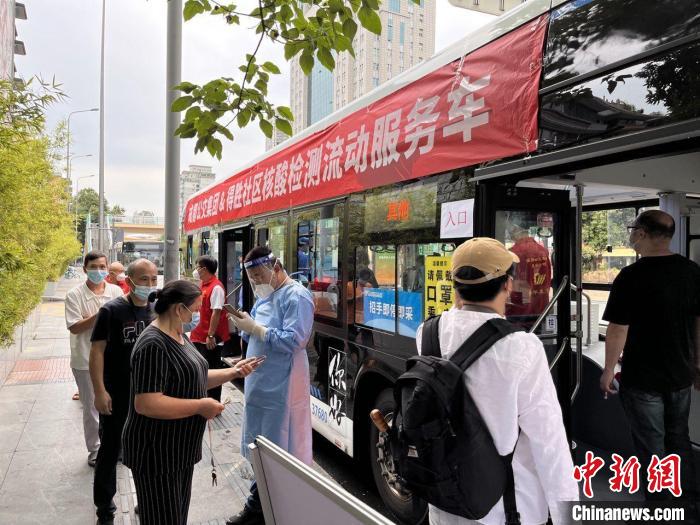 成都街頭現(xiàn)“核酸檢測(cè)流動(dòng)服務(wù)公交車”