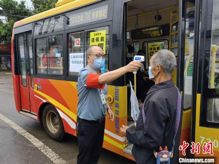 成都街頭現(xiàn)“核酸檢測(cè)流動(dòng)服務(wù)公交車”?！〕啥际泄患瘓F(tuán)供圖