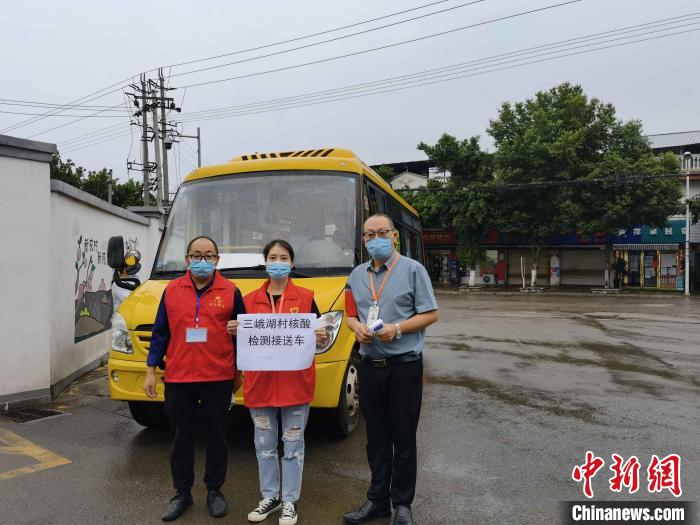 成都街頭現(xiàn)“核酸檢測(cè)流動(dòng)服務(wù)公交車”。　成都市公交集團(tuán)供圖