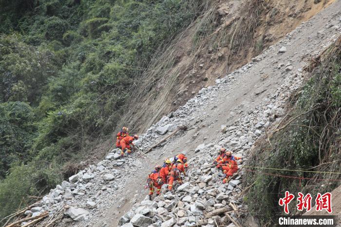 李柔拍攝的地震救援畫(huà)面?！∈茉L者供圖