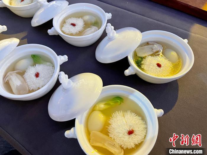 現(xiàn)場展示的運(yùn)河沿線美食?！⌒焐荷?攝