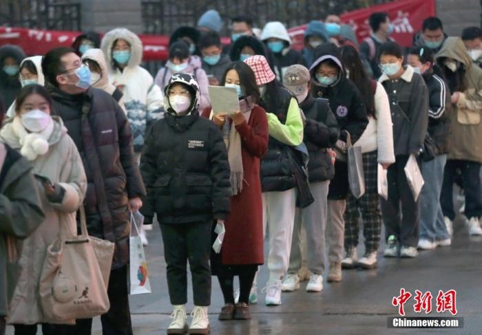 資料圖：考生在陜西省西安市的西安醫(yī)學(xué)院考點外等待入場。 <a target='_blank' href='/'>中新社</a>記者 張遠 攝