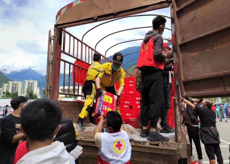 公羊救援隊搬運救災物資。民建四川省委供圖