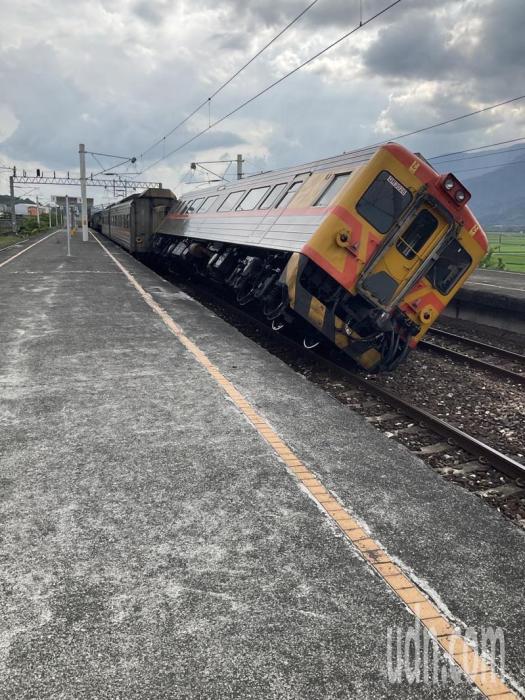 臺東富里東里車站今天下午發(fā)生地震后，月臺倒塌、列車傾斜。記者卜敏正／翻攝