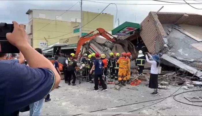 花蓮玉里鎮(zhèn)中山路一超市倒塌4人受困，已救出3人，還有1人仍在搜救中。圖片來(lái)源：臺(tái)灣聯(lián)合報(bào)