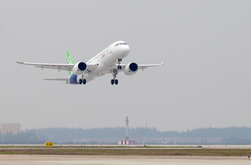 2017年5月5日，國(guó)產(chǎn)大型客機(jī)C919在上海浦東國(guó)際機(jī)場(chǎng)首飛成功。（圖源：新華社）