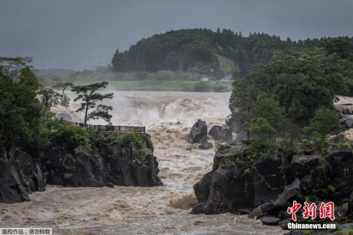 當(dāng)?shù)貢r(shí)間9月19日，日本鹿兒島縣，臺(tái)風(fēng)“南瑪都”登陸過后，仙臺(tái)河沿岸河水暴漲。據(jù)報(bào)道，臺(tái)風(fēng)“南瑪都”于18日19時(shí)左右在縣鹿兒島市附近登陸。九州電力公司稱，截至當(dāng)日18時(shí)，“南瑪都”共造成九州地區(qū)超19萬(wàn)戶居民停電。