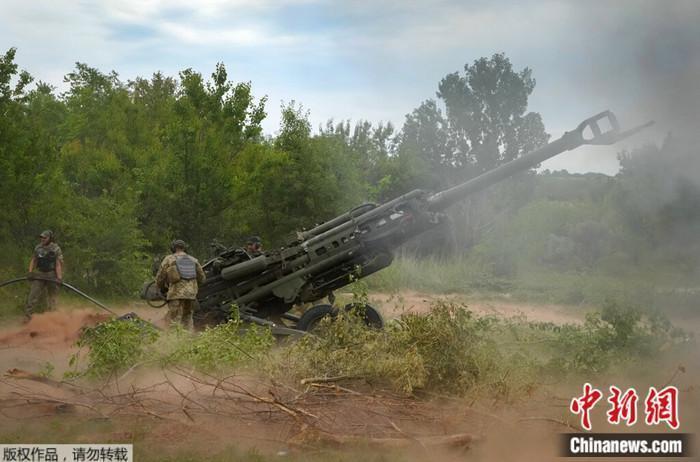 資料圖：烏軍士兵使用美國提供的M777榴彈炮向俄軍陣地開火。