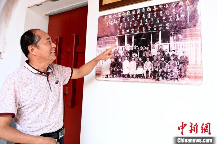 賴氏家廟內(nèi)，展示著臺灣宗親回平和謁祖的老照片?！埥鸫?攝