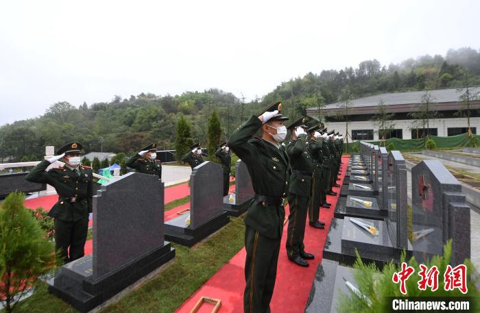 武警官兵向烈士獻(xiàn)花、敬軍禮?！」鶄魑?攝