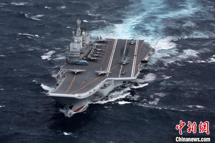 2016年12月26日，遼寧艦航母編隊(duì)首次出宮古海峽?！垊P 攝