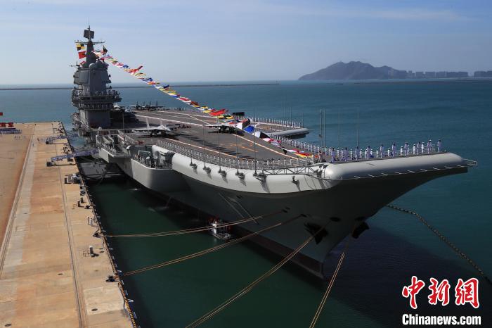 2019年12月17日，中國第一艘國產(chǎn)航空母艦山東艦在海南三亞某軍港交付海軍?！∑押Ｑ?攝