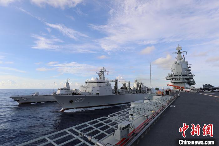 2022年8月6日，山東艦航母編隊(duì)進(jìn)行海上補(bǔ)給部署?！〖?攝