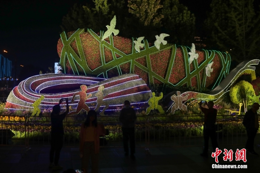 北京長安街沿線主題花壇亮燈