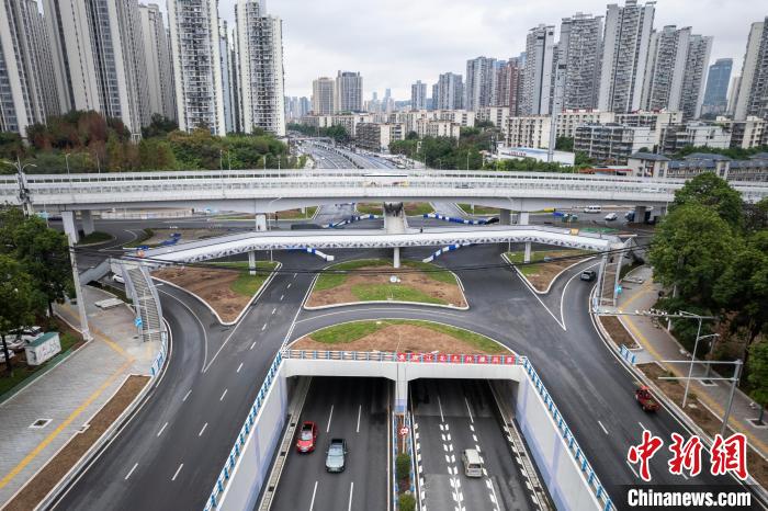 圖為人行天橋所處路段，城市高架橋、下穿道交錯，形成“路上有路、橋上有橋”景觀。　陳鑫 攝
